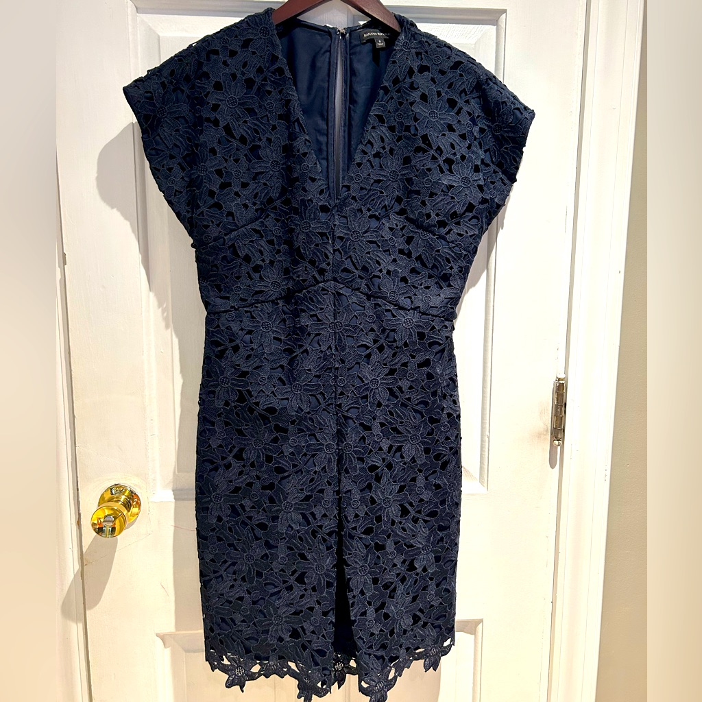 Banana Republic Lace Cocktail Dress, Size 8, Navy With Pockets, Fitted Waist.